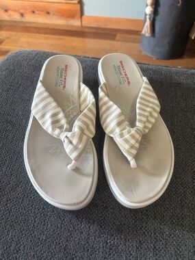 Skechers Relaxed Fit Memory Foam Beige & White Striped Knot-Top Women’s Sandals